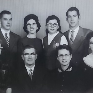 Linot and her parents and five siblings.